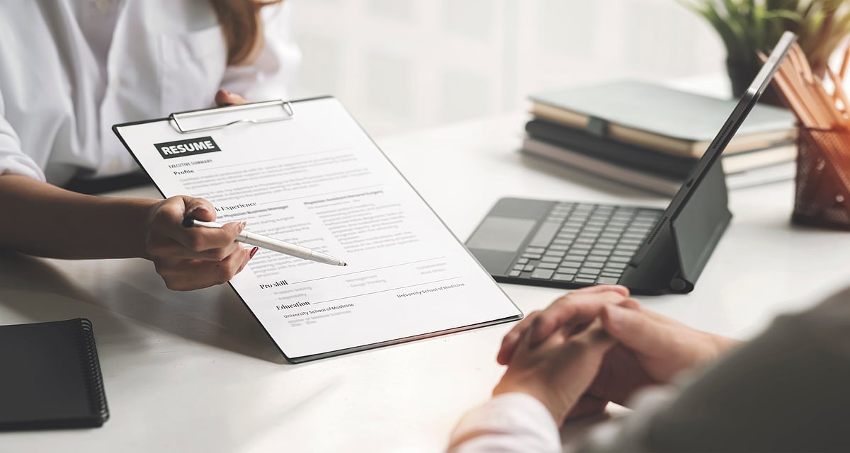 চাকরির জন্য কীভাবে রিজিউম লিখবেন? খুঁটিনাটি জানুন